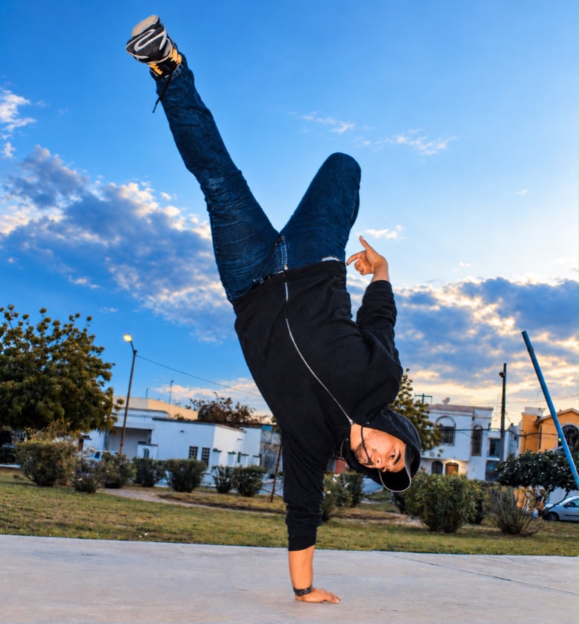 Guillermo Valencia “Bayo” haciendo un freeze de breaking al aire libre en Reynosa